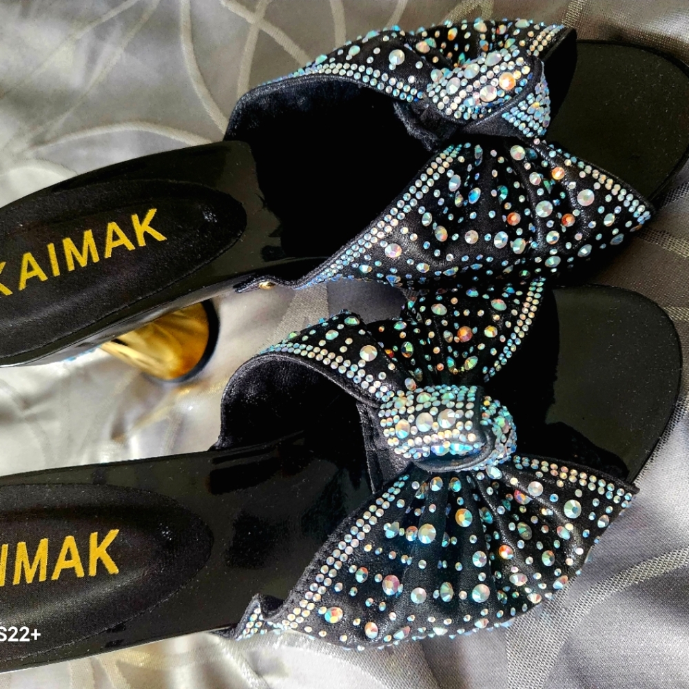 Beautiful black and gold heels ,with diamons stile in the heels and on tap new